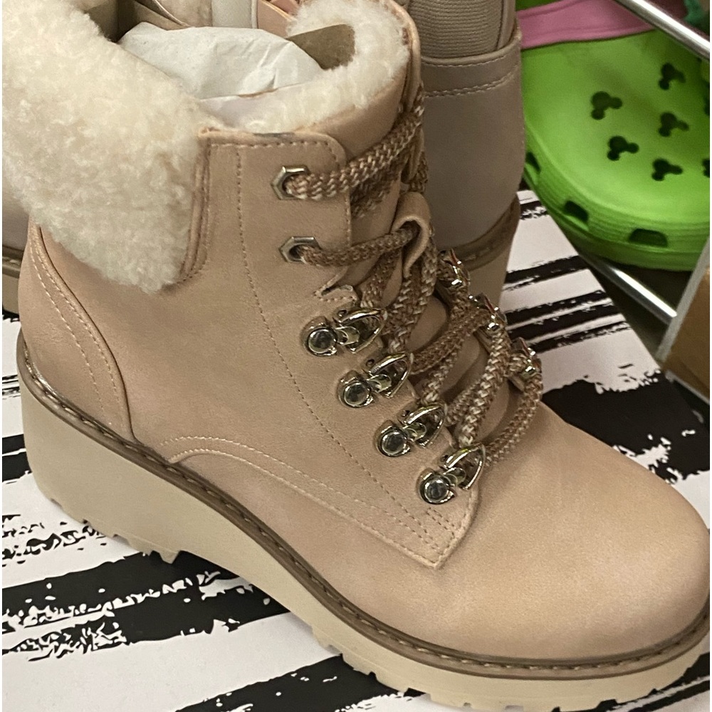 So cute…Lace-up Girls boots w/ wedged heel